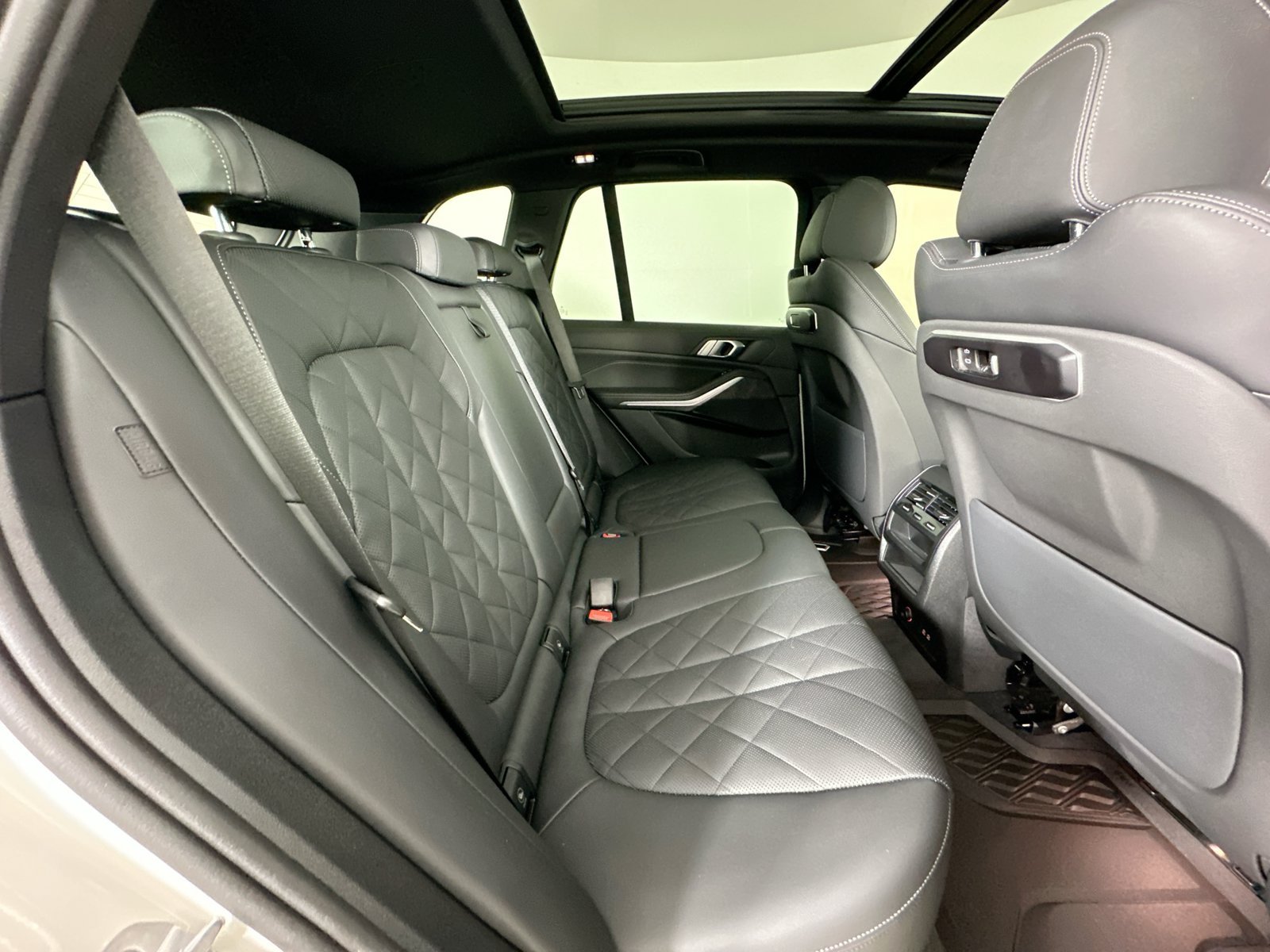 Used 2025 BMW X5 xDrive40i w/ Parking Assistance Package AWD/4WD image 41
