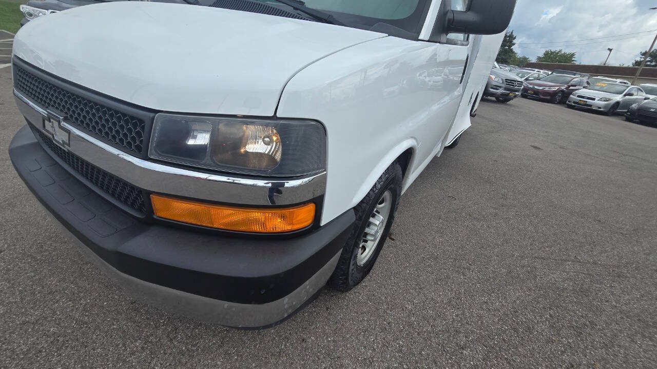 Used 2017 Chevrolet Express 3500 w/ Chrome Appearance Package RWD image 11