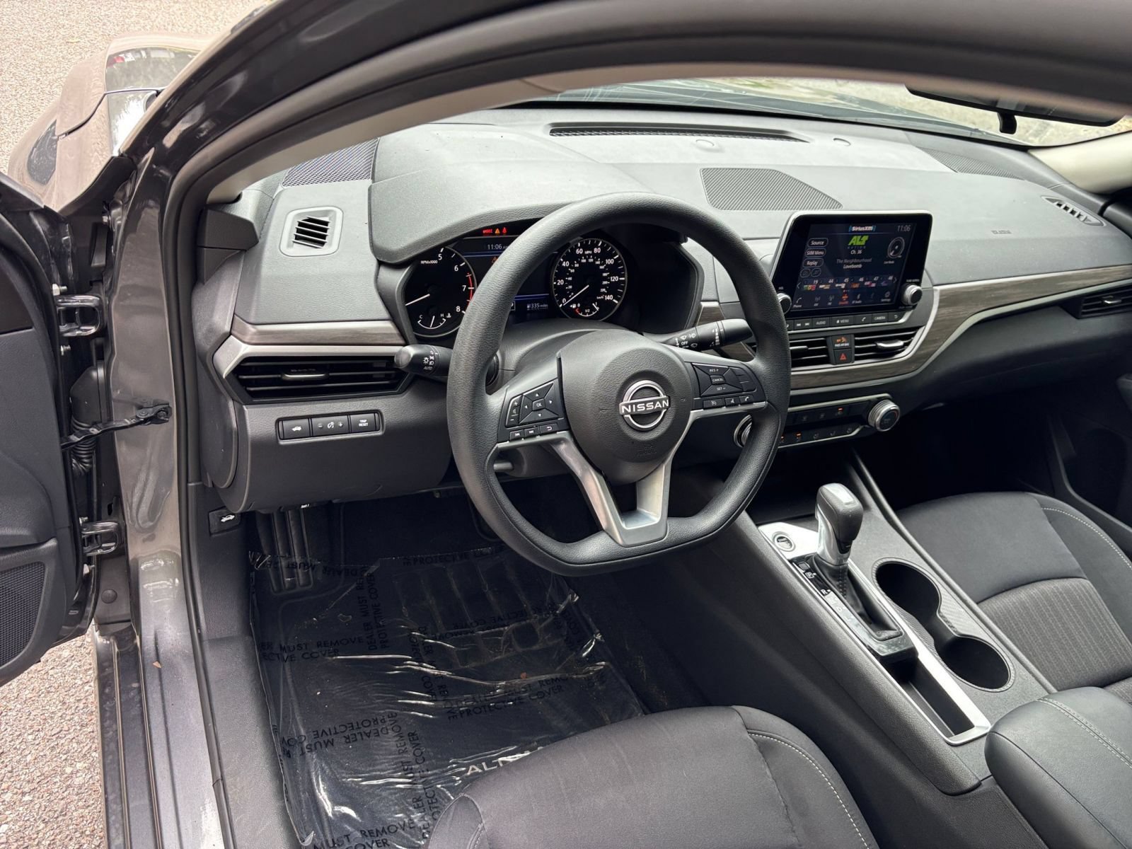 Used 2025 Nissan Altima 2.5 SV FWD image 29