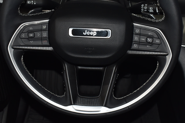 Used 2024 Jeep Grand Cherokee Altitude AWD/4WD image 27