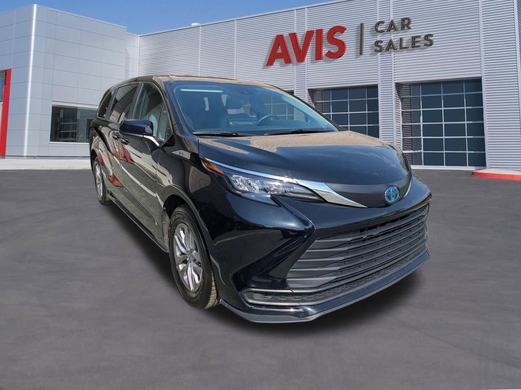Used 2025 Toyota Sienna LE image 3