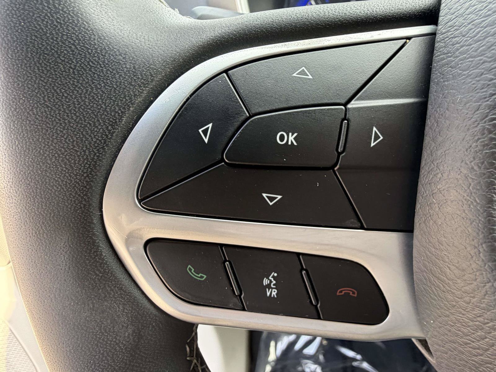 Used 2023 Chrysler Pacifica Touring-L FWD image 17