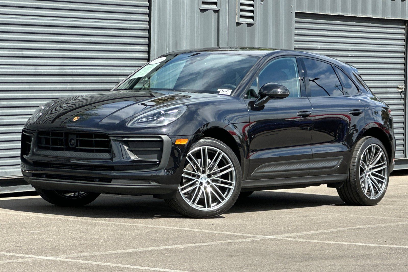 Certified 2025 Porsche Macan image 1