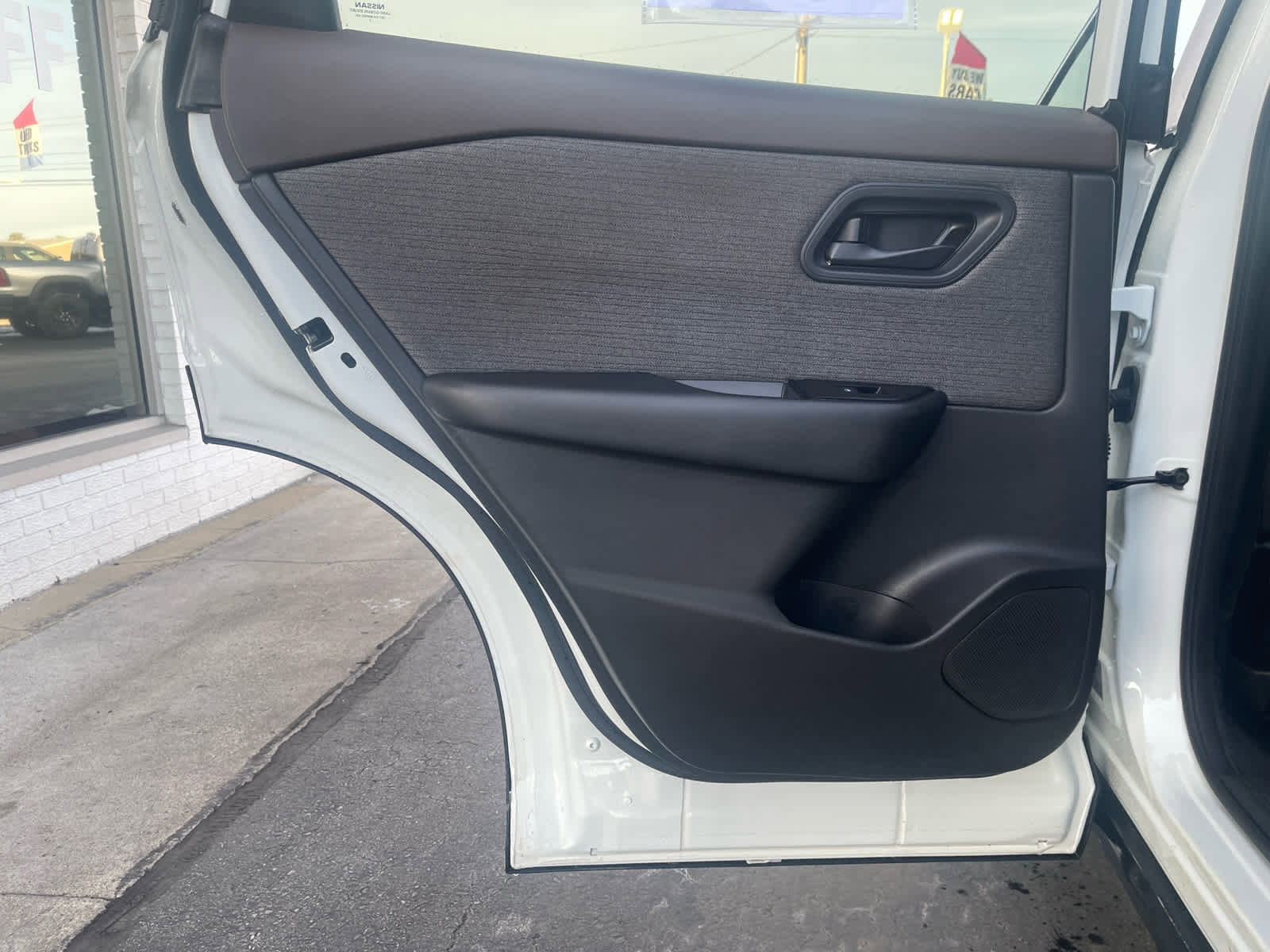 Used 2023 Nissan Rogue S image 15