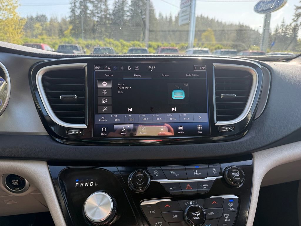 Used 2024 Chrysler Pacifica Touring-L FWD image 22