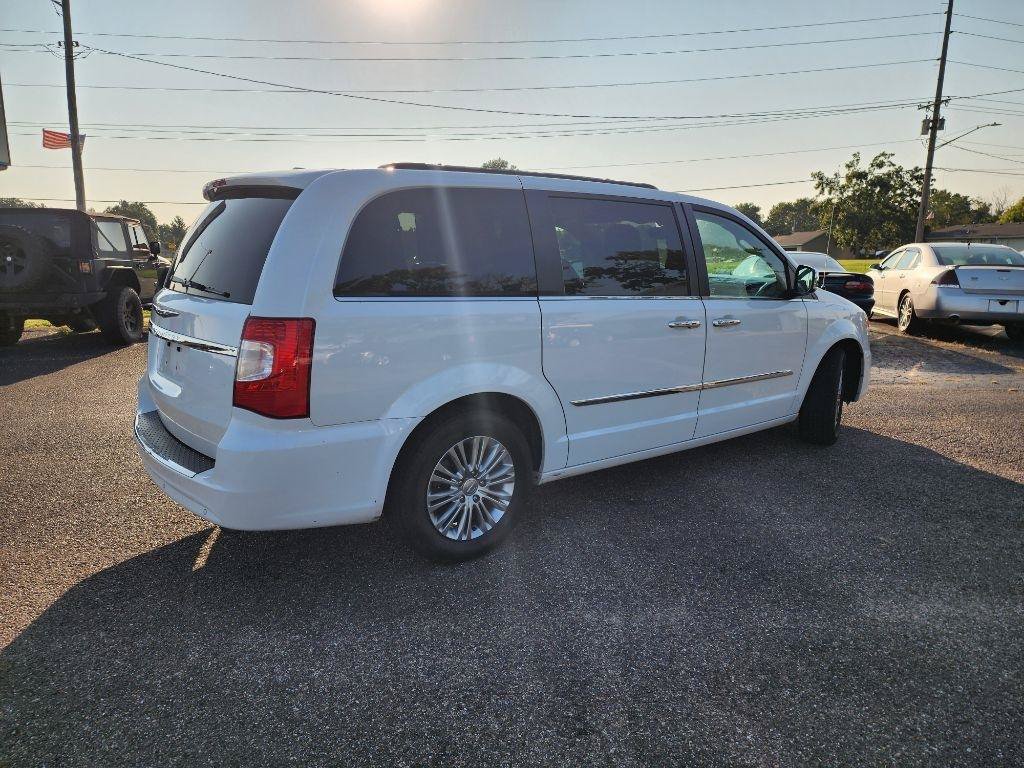 Used 2016 Chrysler Town & Country Touring-L FWD image 4