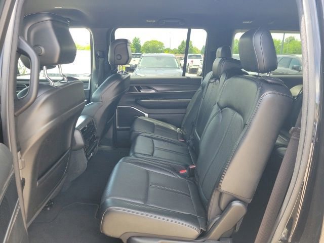 Used 2024 Jeep Wagoneer L Series II w/ Flexible Seating Group AWD/4WD image 18