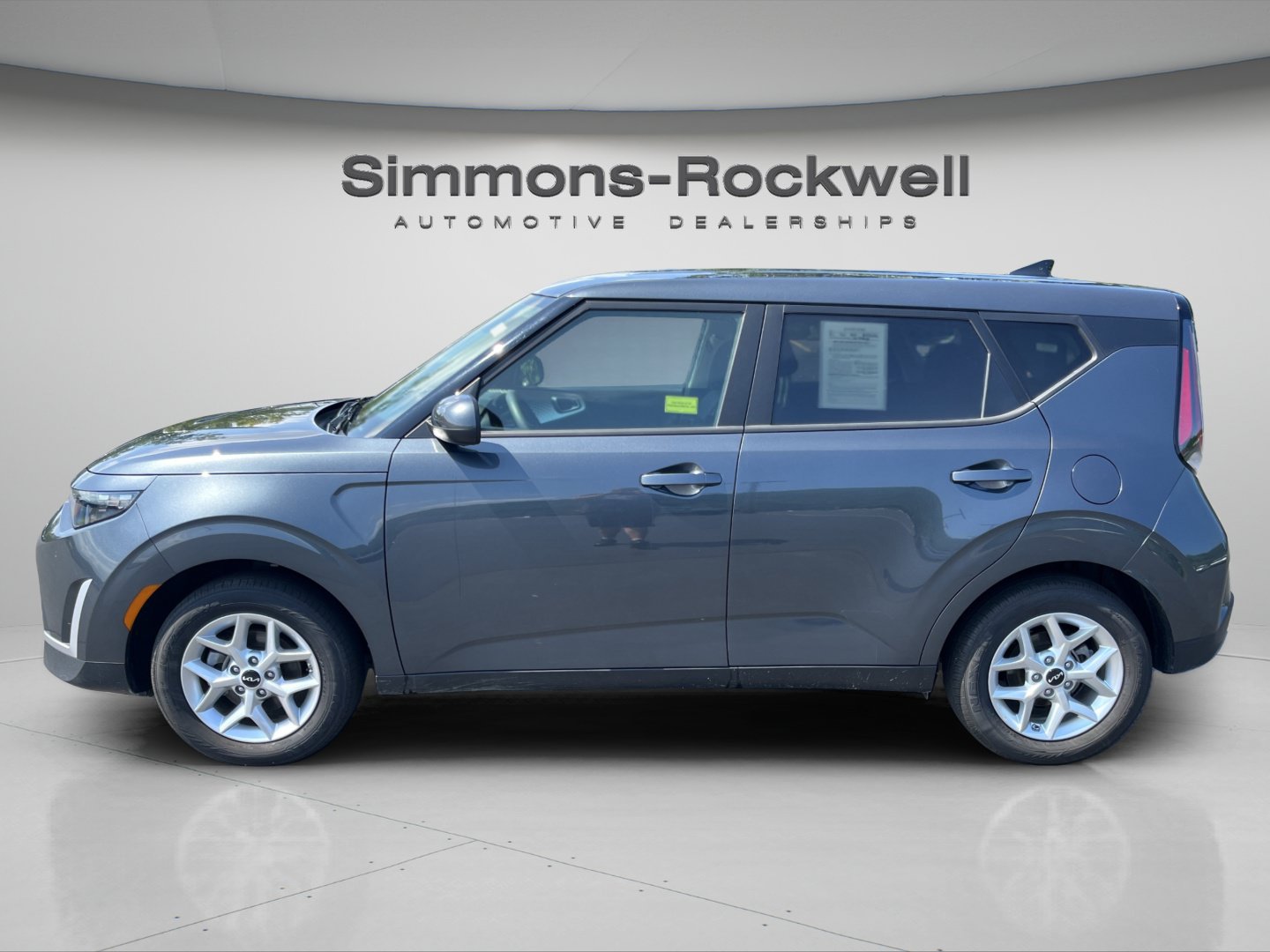 Used 2025 Kia Soul LX w/ LX Technology Package FWD image 2