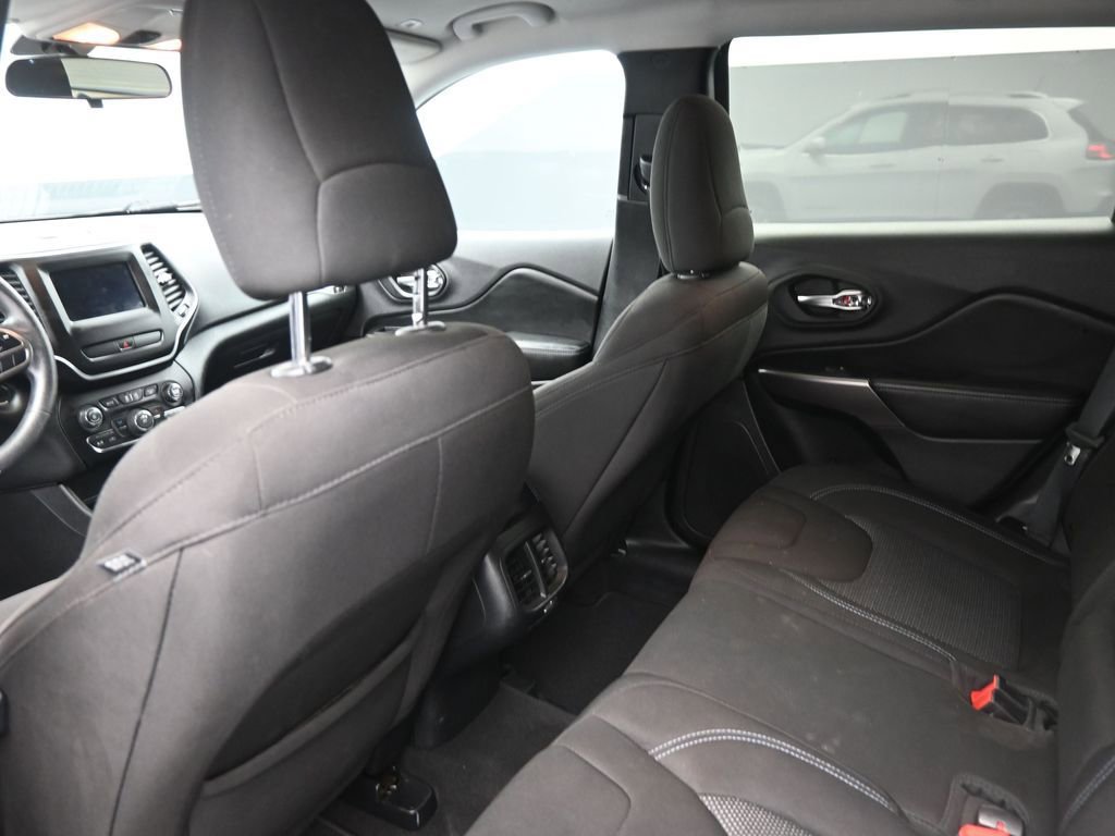 Used 2019 Jeep Cherokee Latitude w/ Popular Appearance Group AWD/4WD image 2