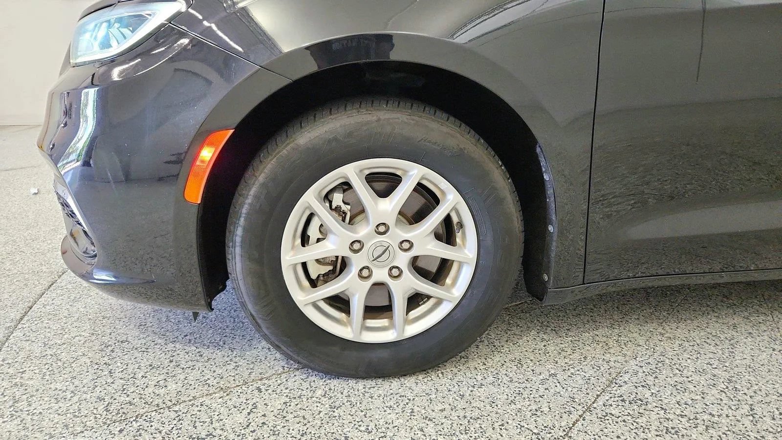 Used 2023 Chrysler Pacifica Touring-L FWD image 32