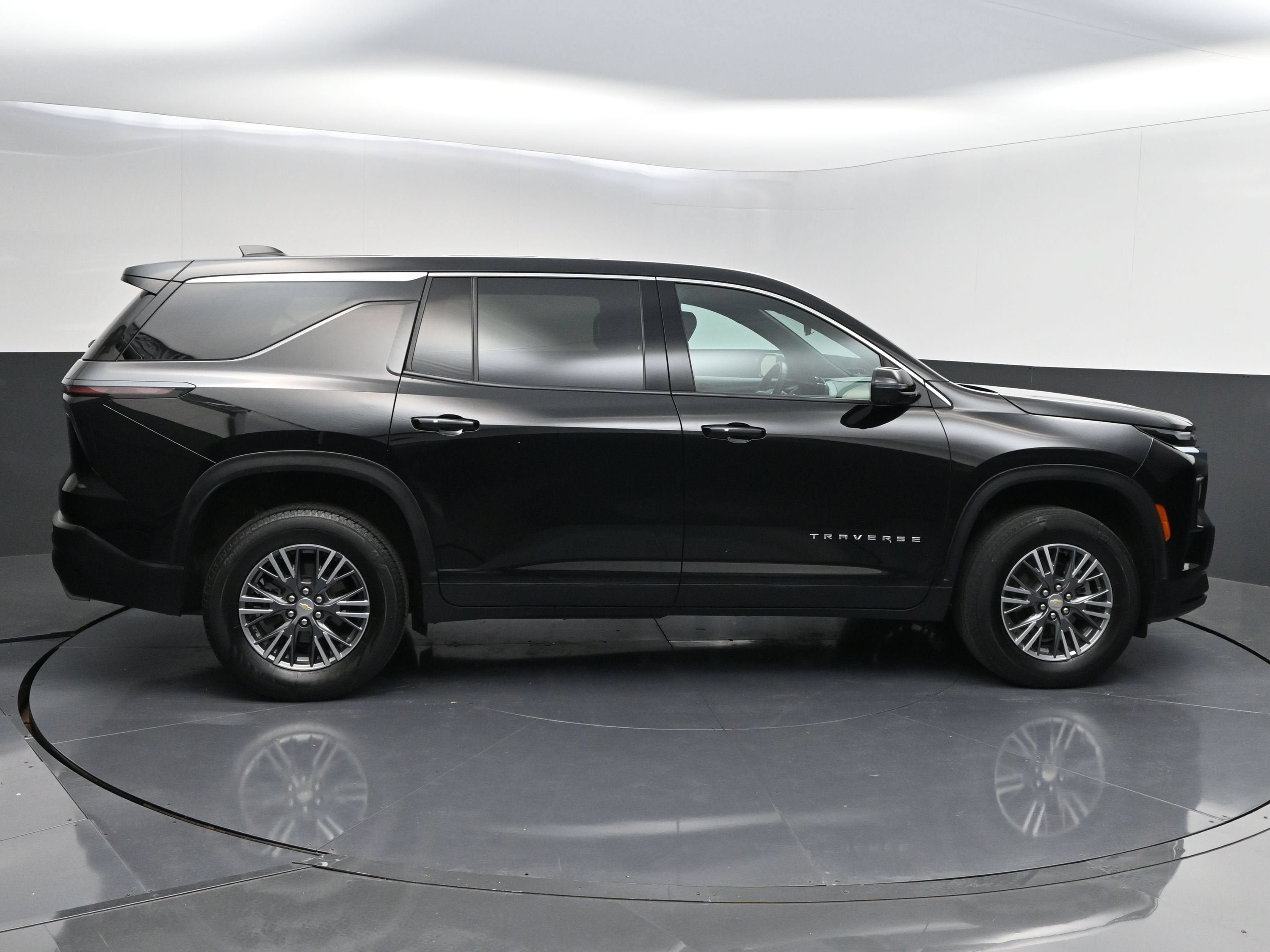 Certified 2024 Chevrolet Traverse LS FWD image 8
