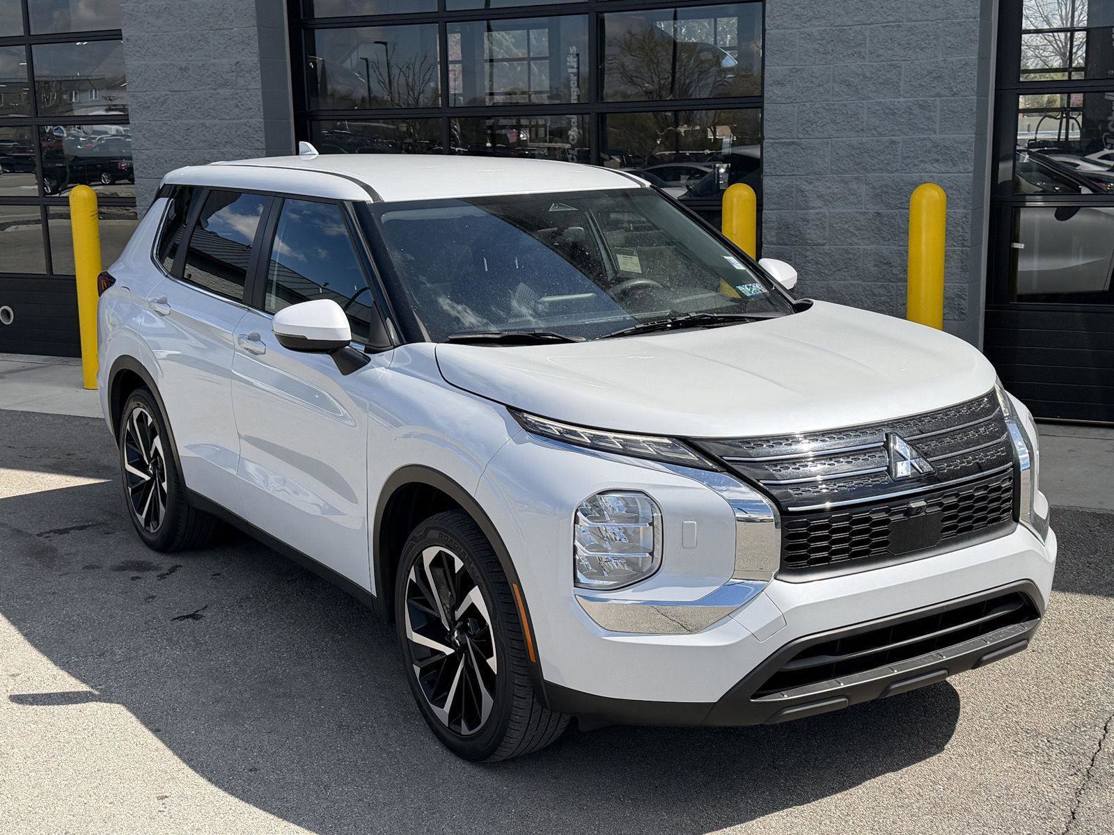 Used 2022 Mitsubishi Outlander ES image 2