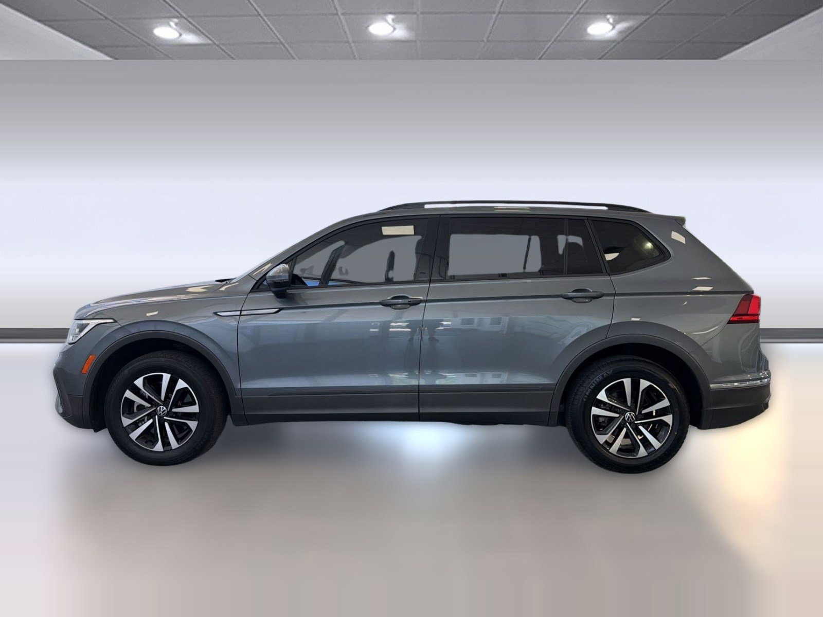 Used 2022 Volkswagen Tiguan S image 2