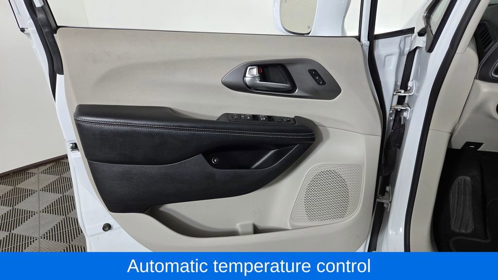 Used 2021 Chrysler Pacifica Touring-L FWD image 13