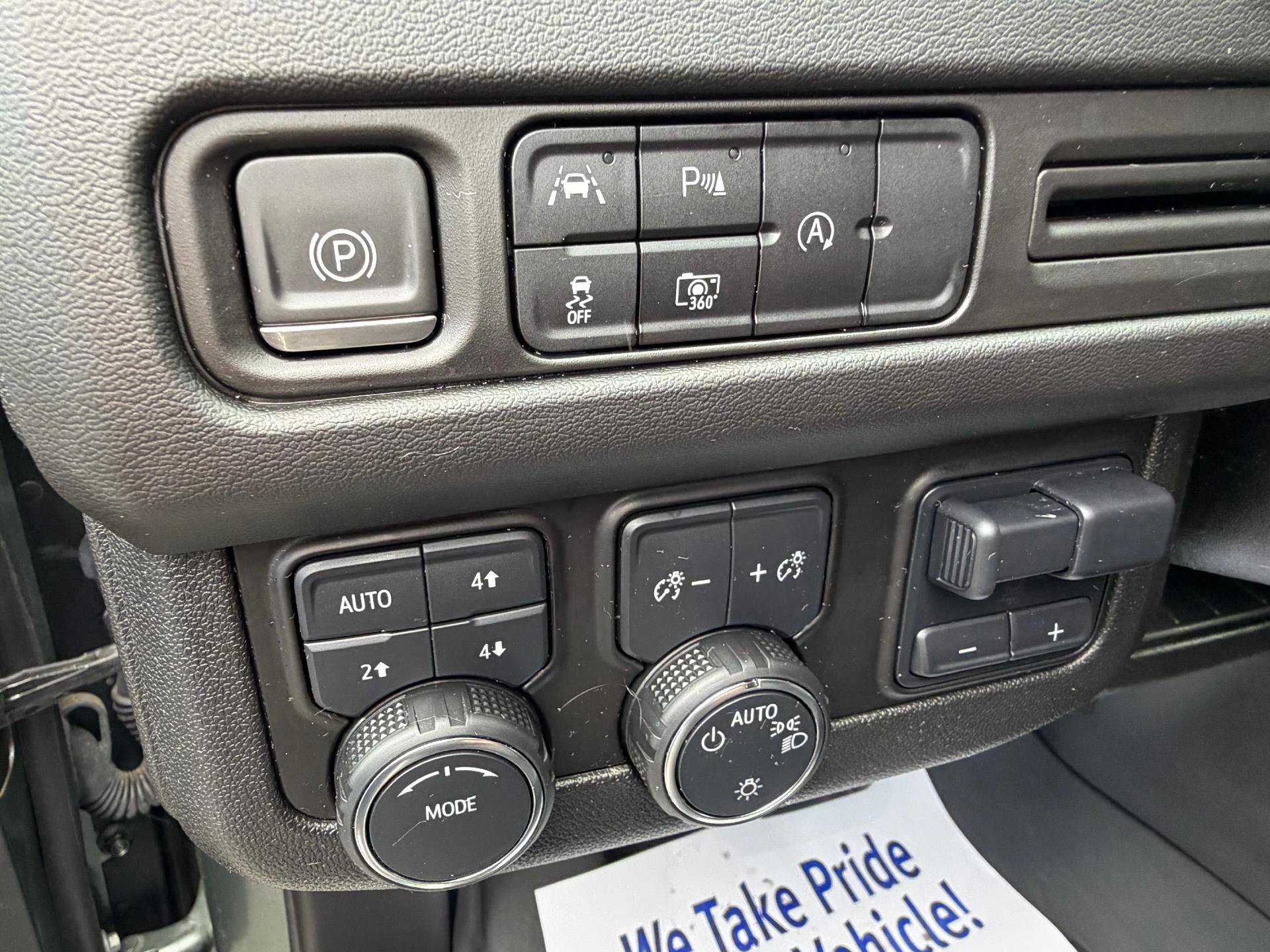 Used 2024 Chevrolet Suburban RST w/ Luxury Package image 24