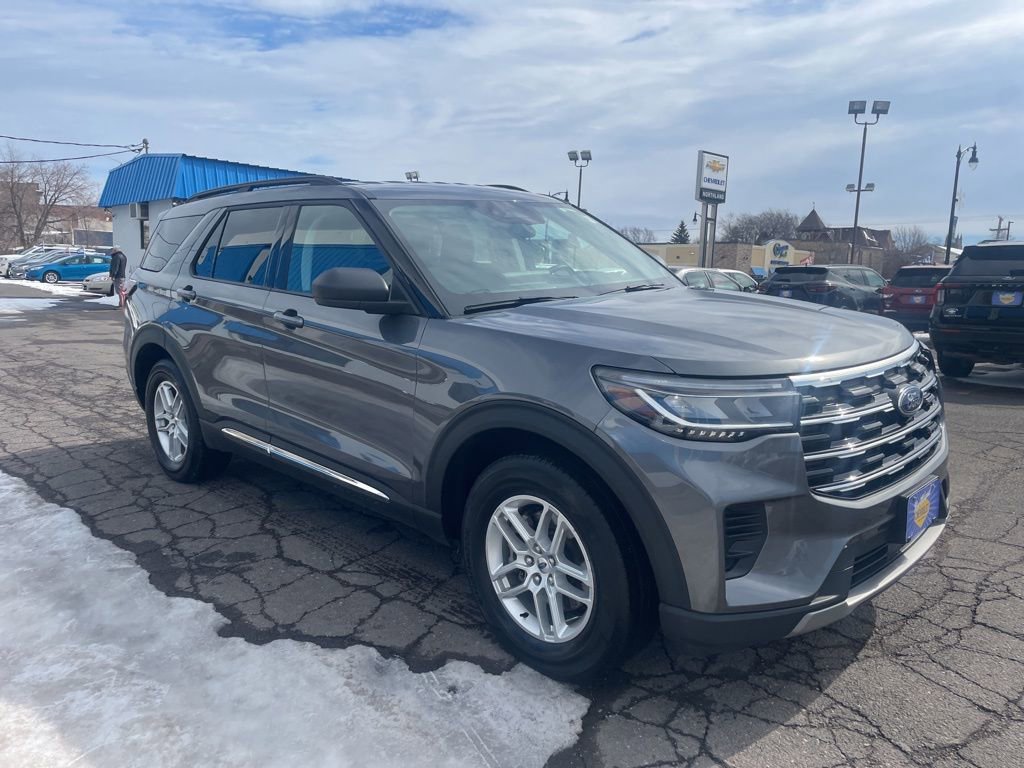 Used 2025 Ford Explorer Active image 3