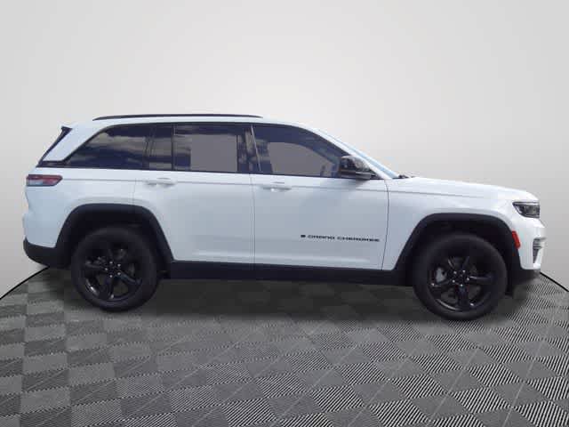 Used 2023 Jeep Grand Cherokee Limited w/ Black Appearance Package AWD/4WD image 4