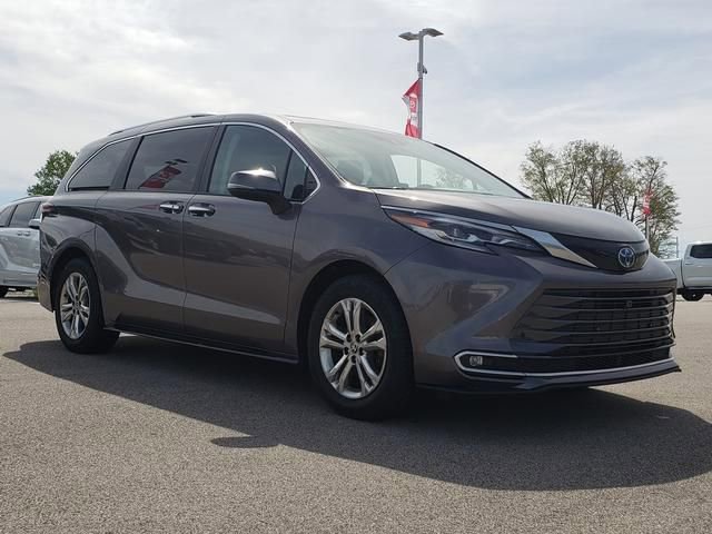 Used 2023 Toyota Sienna Platinum AWD/4WD image 3