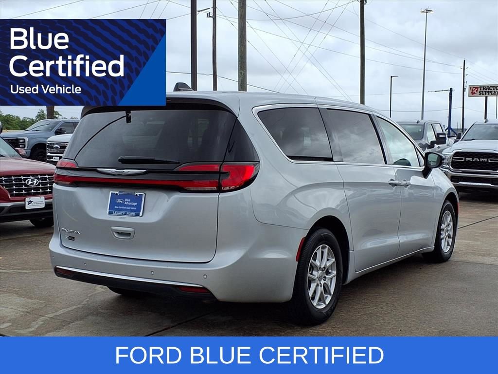 Used 2024 Chrysler Pacifica Touring-L FWD image 2