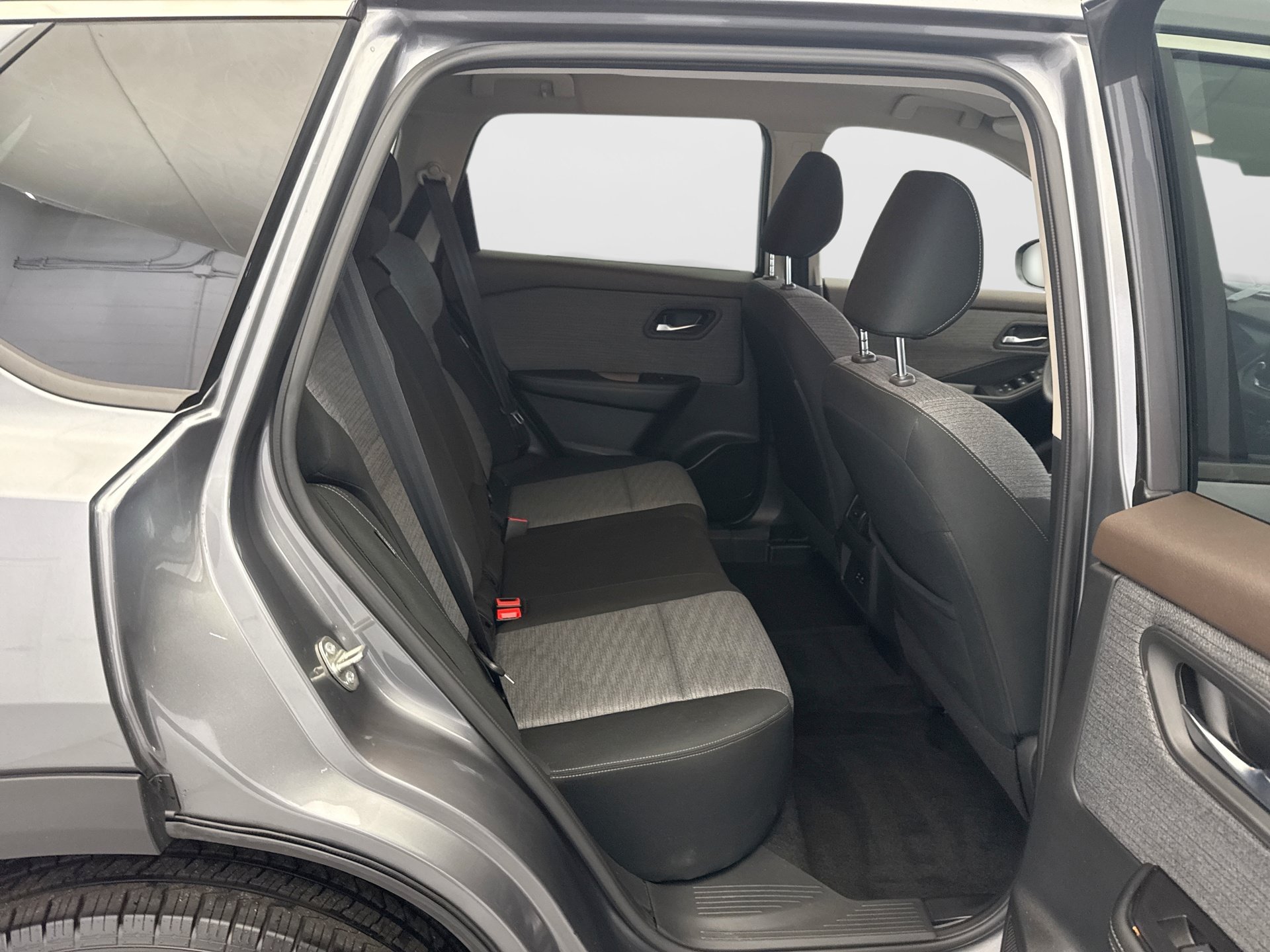 Used 2023 Nissan Rogue SV AWD/4WD image 17