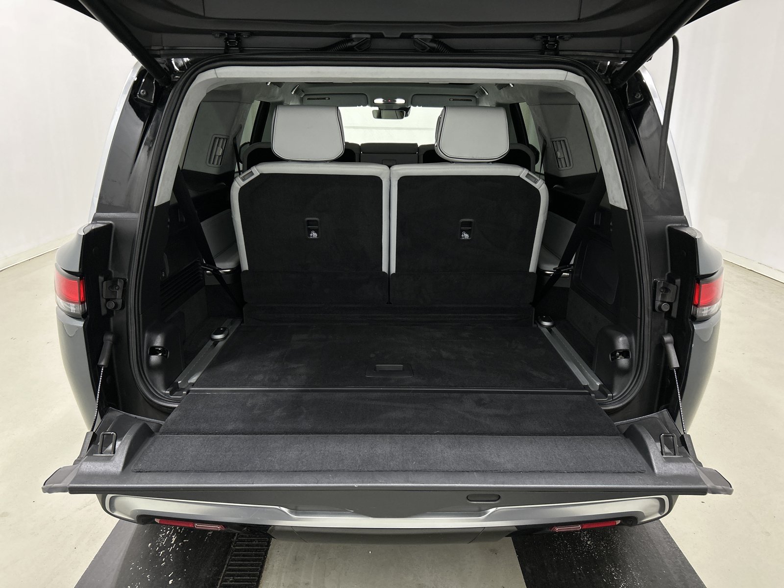 Used 2024 Rivian R1S Adventure AWD/4WD image 15