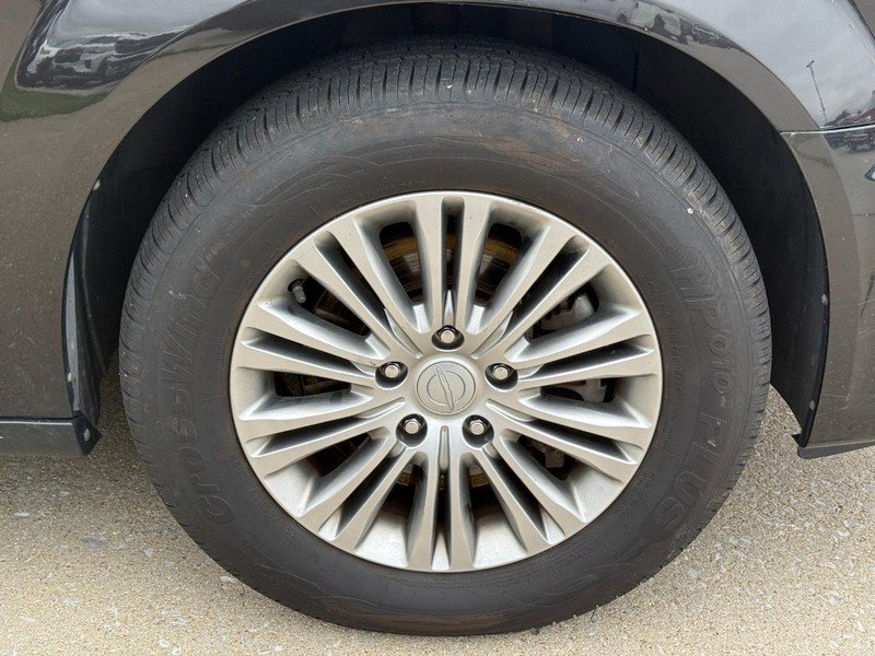 Used 2014 Chrysler Town & Country Touring-L w/ Driver Convenience Group FWD image 7