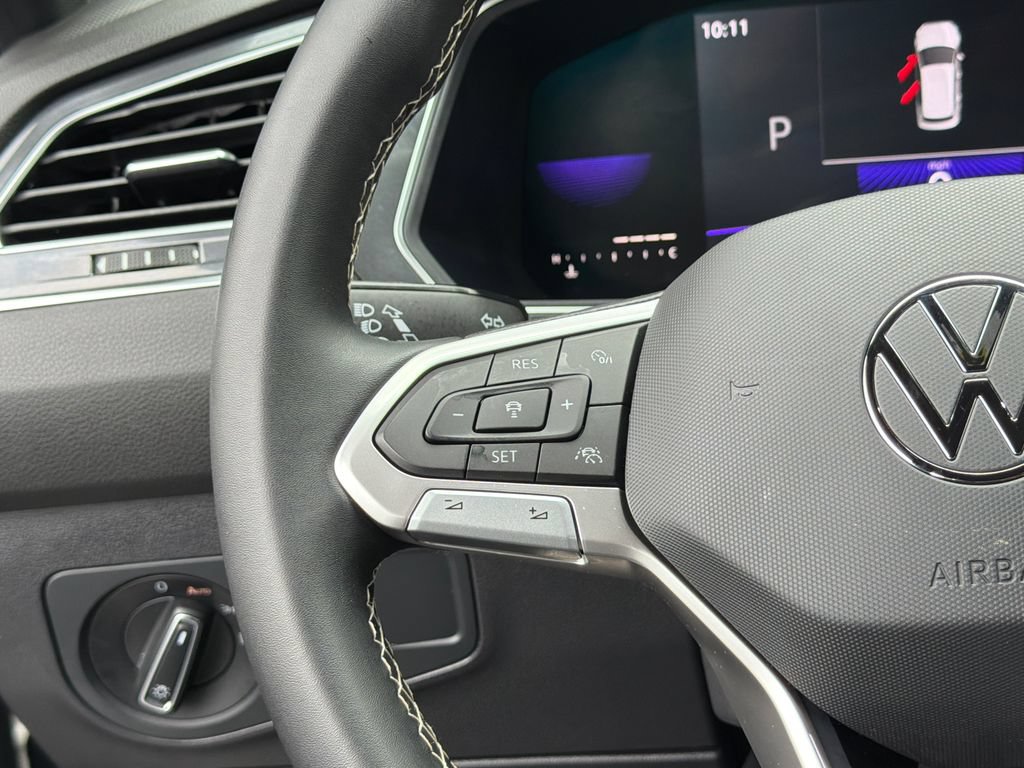 Certified 2023 Volkswagen Tiguan SE R-Line FWD image 28