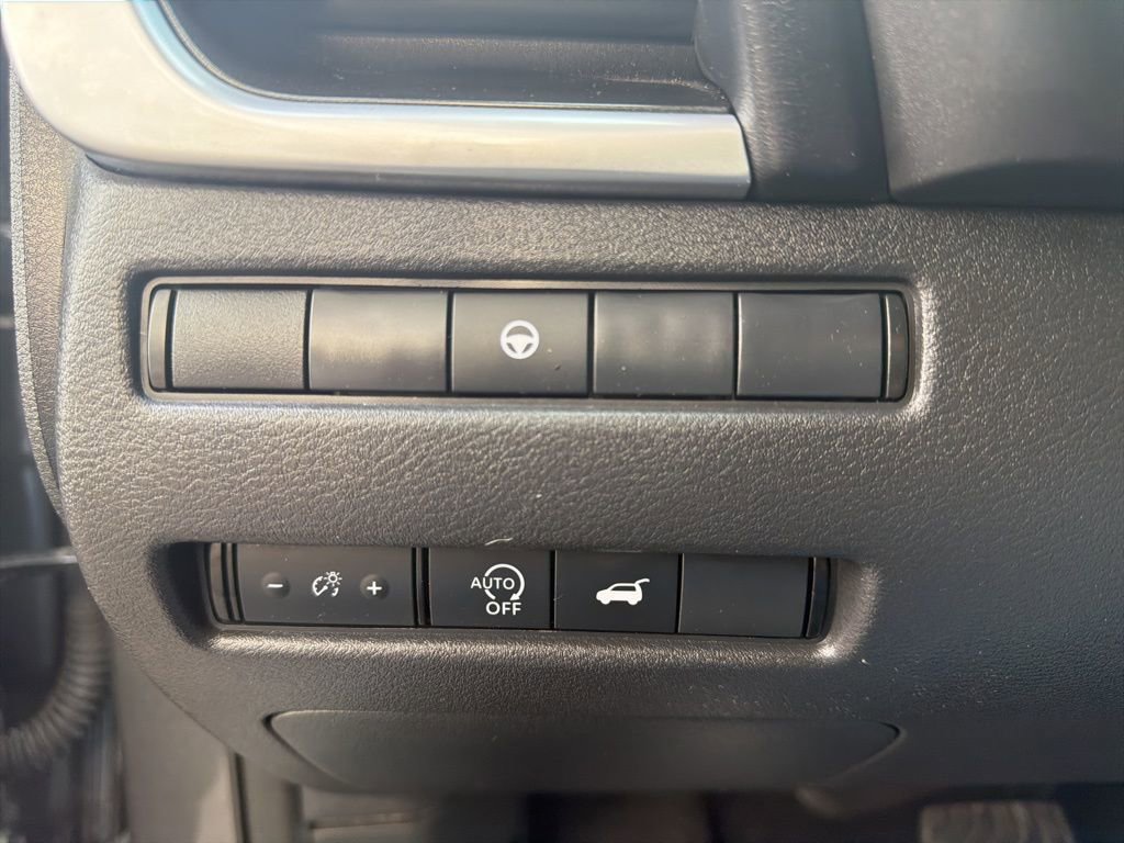 Used 2025 Nissan Rogue SV image 18