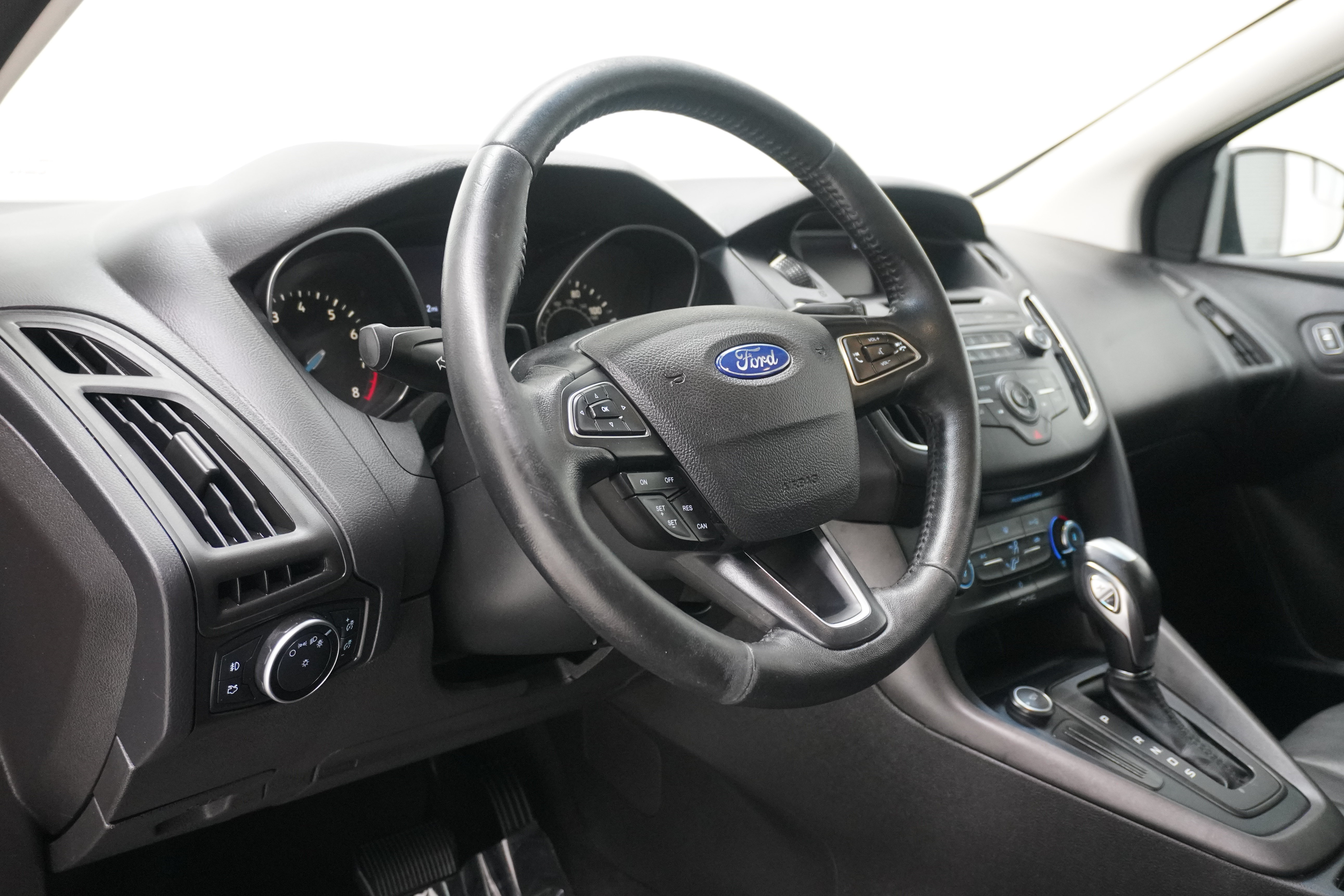 Used 2016 Ford Focus SE w/ Equipment Group 201A FWD image 8