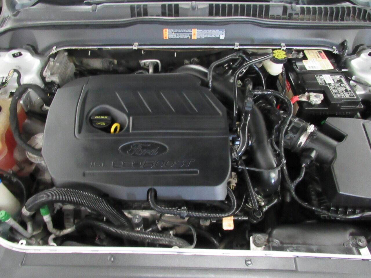 Used 2017 Ford Fusion SE w/ Fusion SE Technology Package image 4