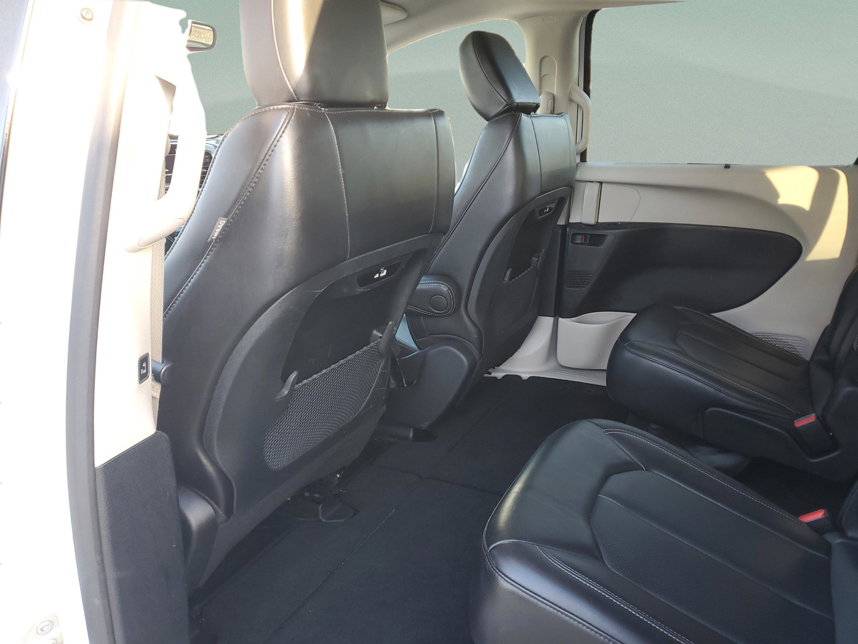 Used 2023 Chrysler Pacifica Touring-L image 10