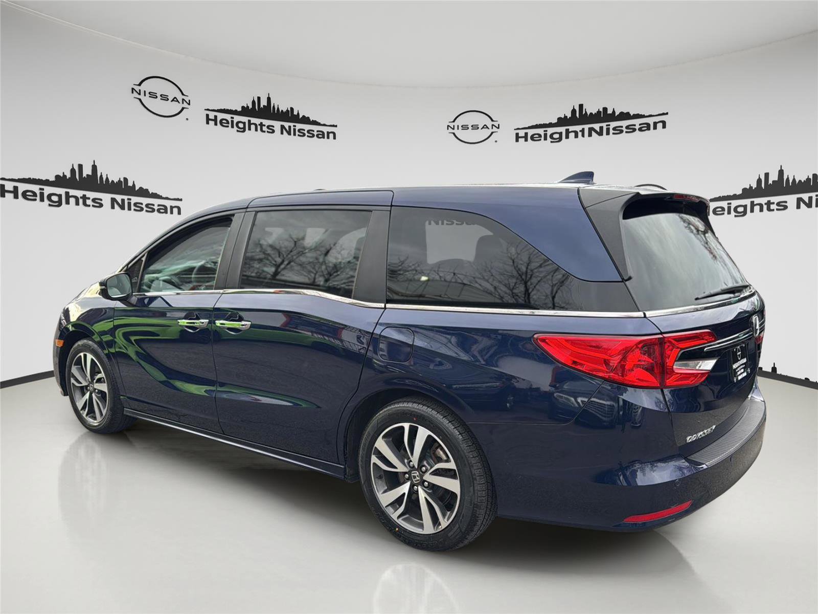 Used 2023 Honda Odyssey Touring image 2