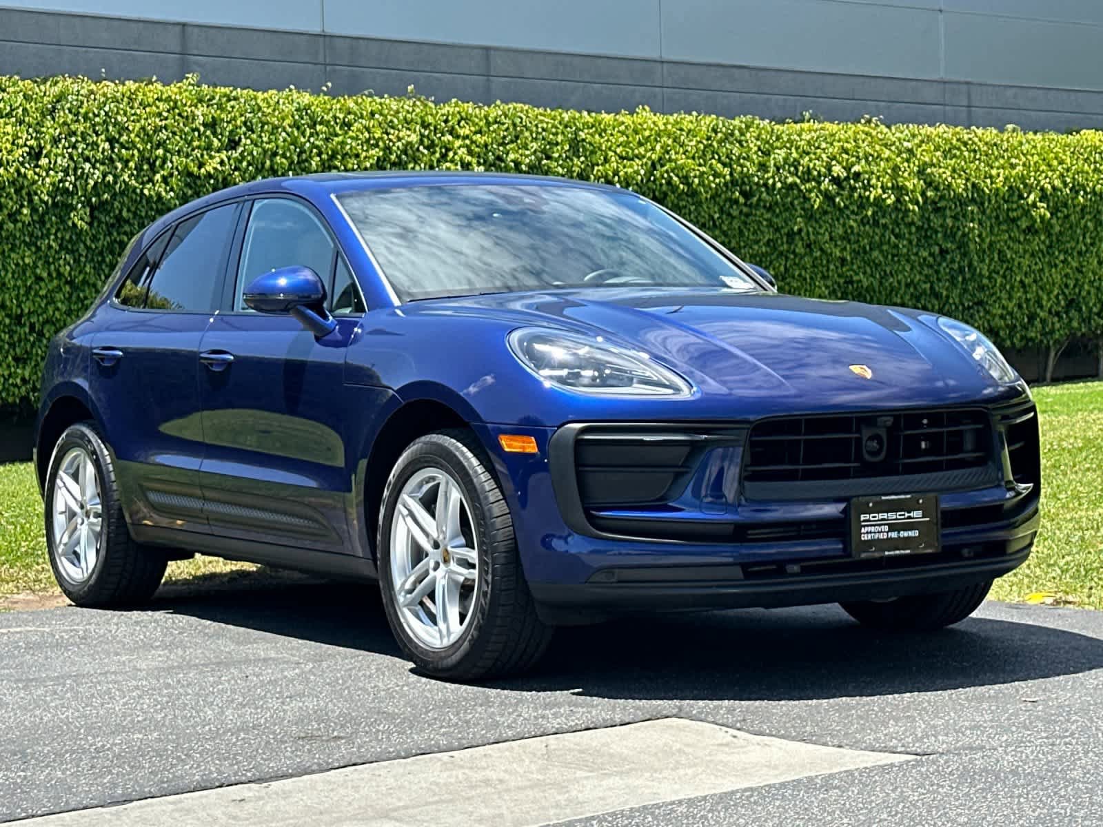 Certified 2025 Porsche Macan AWD/4WD image 10