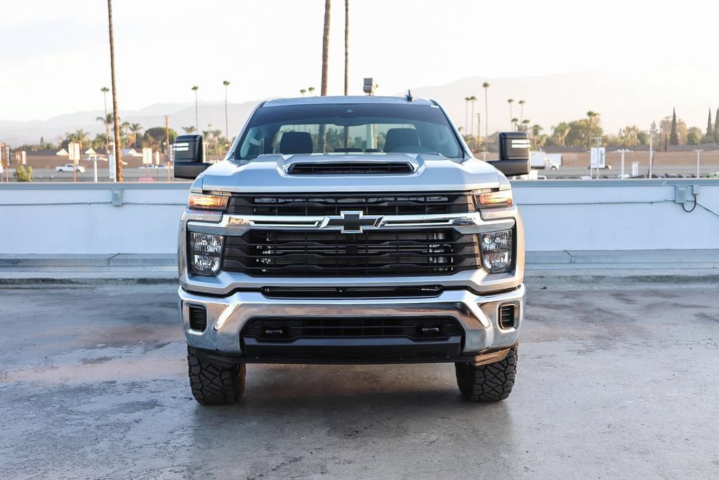 Used 2026 Chevrolet Silverado 3500 LT AWD/4WD image 3