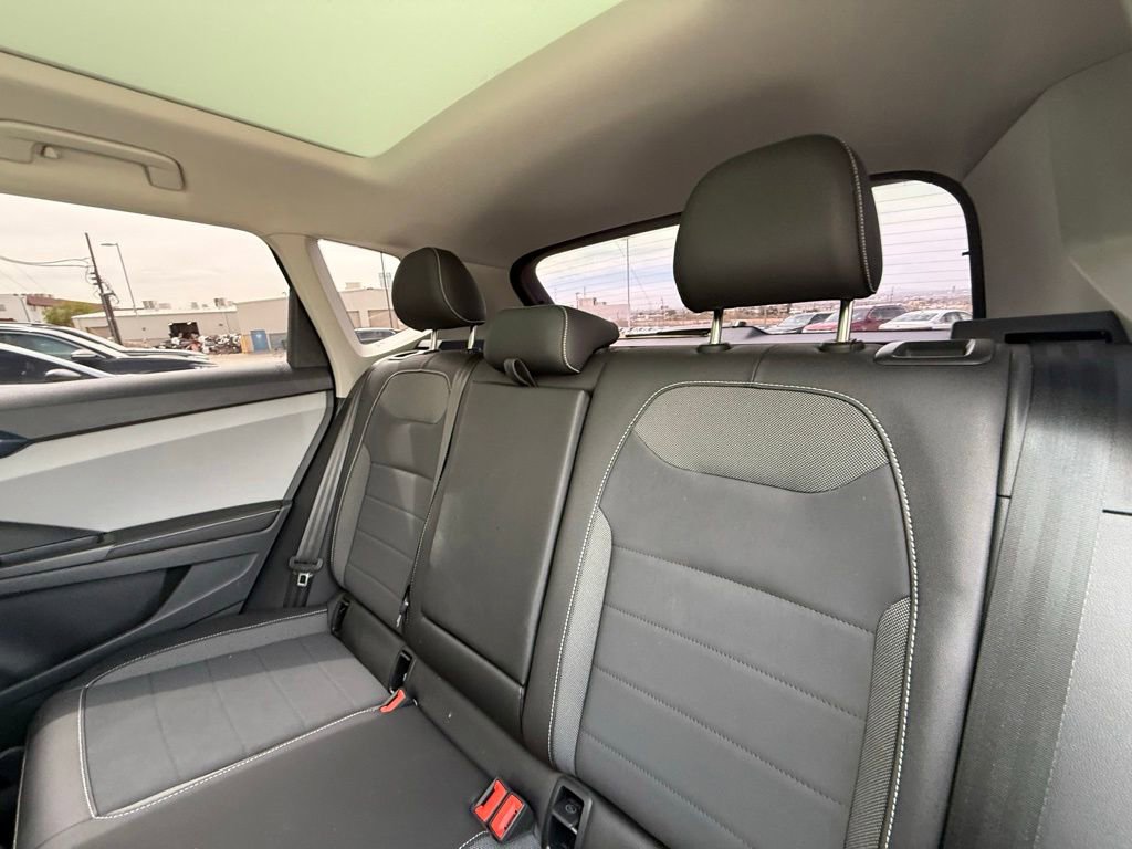 Used 2024 Volkswagen Taos SE w/ Panoramic Sunroof Package FWD image 8