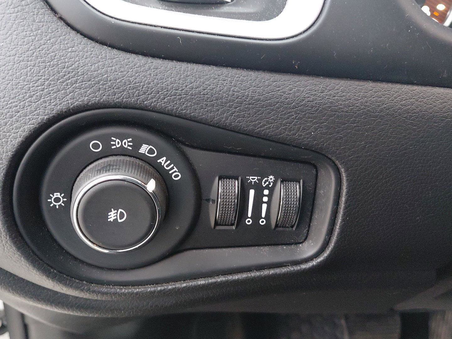 Used 2020 Jeep Renegade Latitude w/ Cold Weather Group AWD/4WD image 25