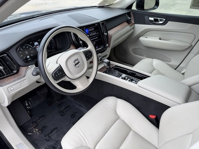 Used 2021 Volvo XC60 T5 Momentum w/ Climate Package image 11