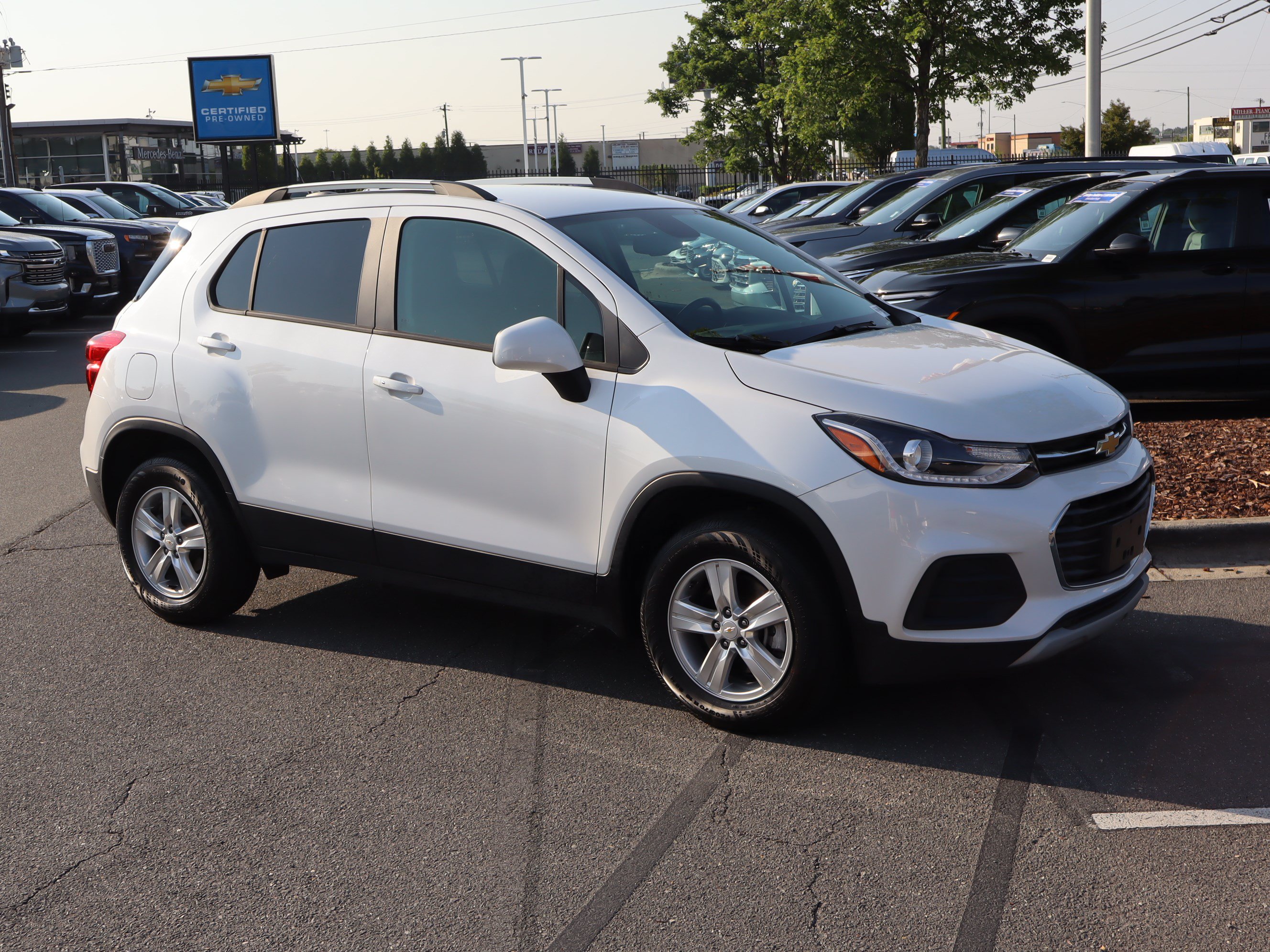 Used 2022 Chevrolet Trax LT w/ LT Convenience Package AWD/4WD image 2