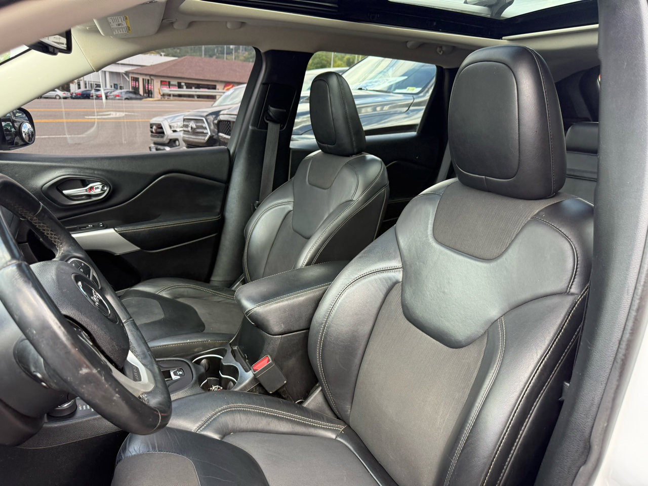 Used 2018 Jeep Cherokee Latitude Plus w/ Comfort/Convenience Group image 20