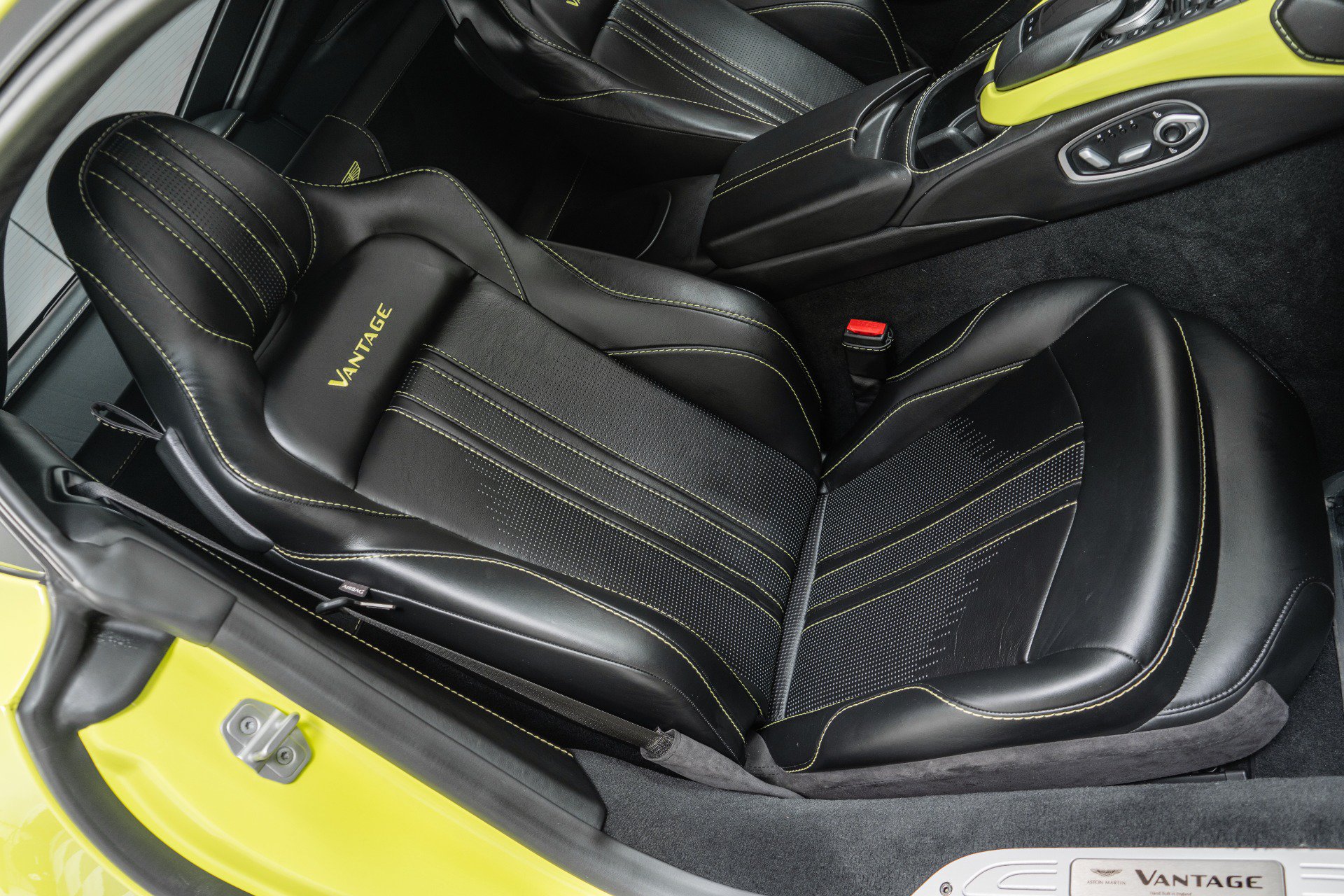Used 2019 Aston Martin V8 Vantage Coupe RWD image 25
