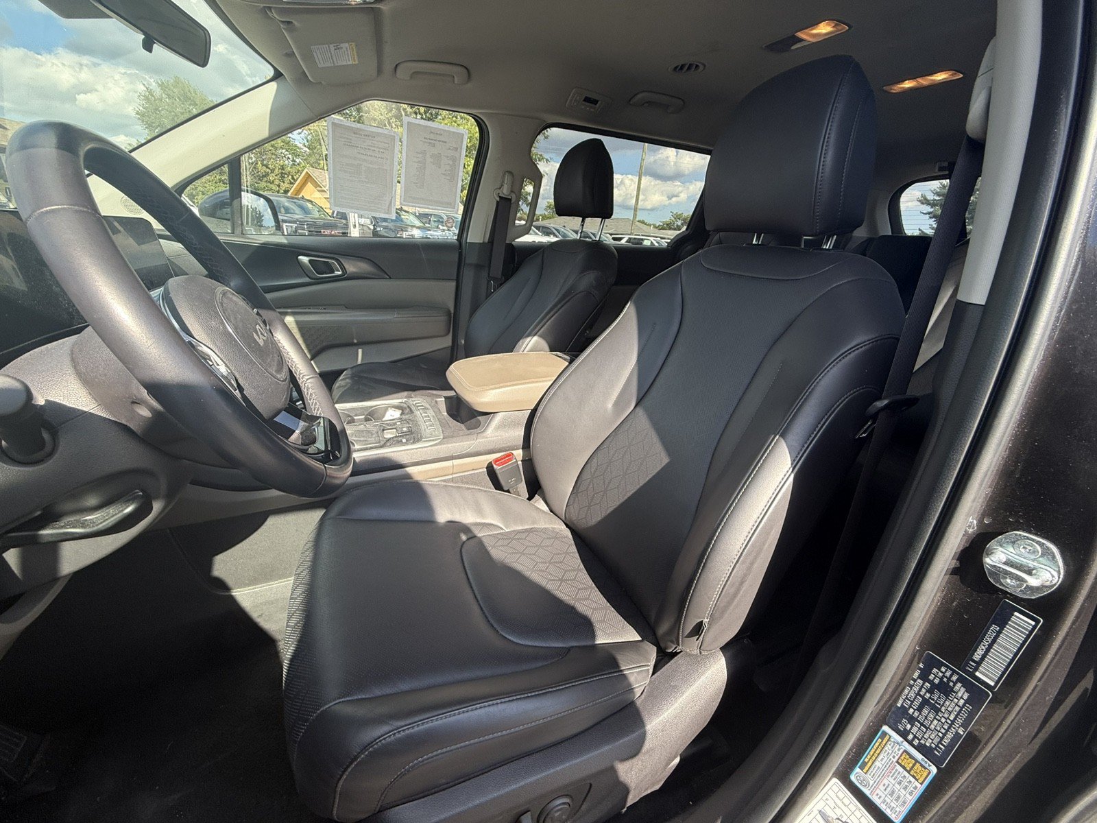 Used 2025 Kia Carnival FWD image 9