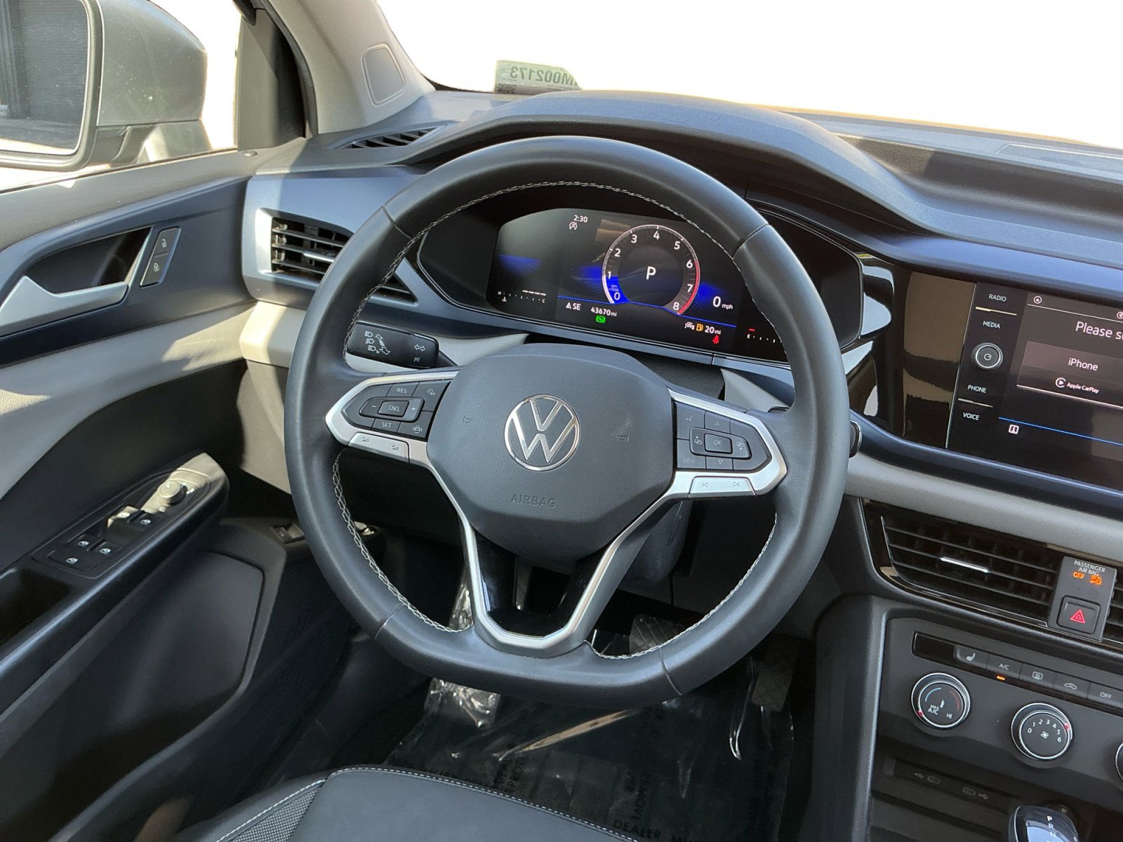 Used 2022 Volkswagen Taos SE w/ Panoramic Sunroof Package FWD image 11