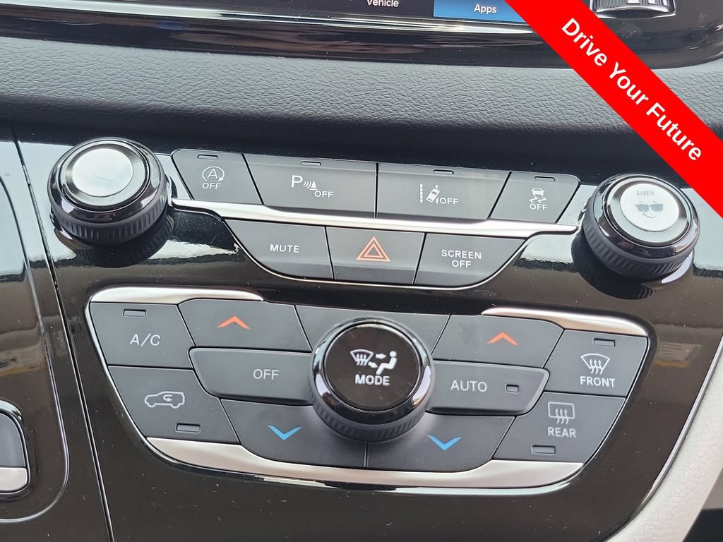 Used 2023 Chrysler Pacifica Touring-L FWD image 12