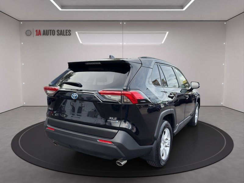Used 2019 Toyota RAV4 XLE image 5