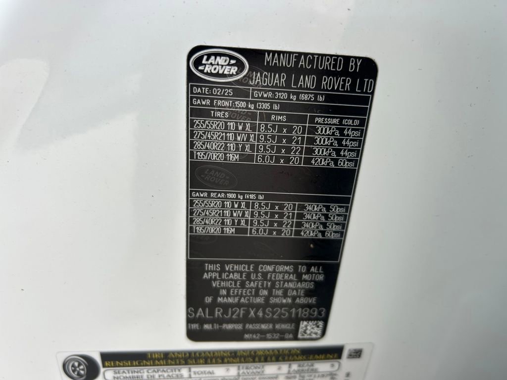 Used 2025 Land Rover Discovery S image 10