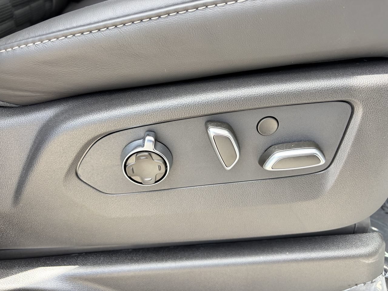Certified 2026 Cadillac Escalade ESV V AWD/4WD image 12