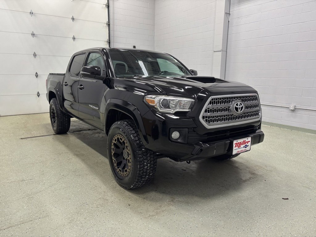 Used 2017 Toyota Tacoma TRD Sport w/ Tow Package image 2