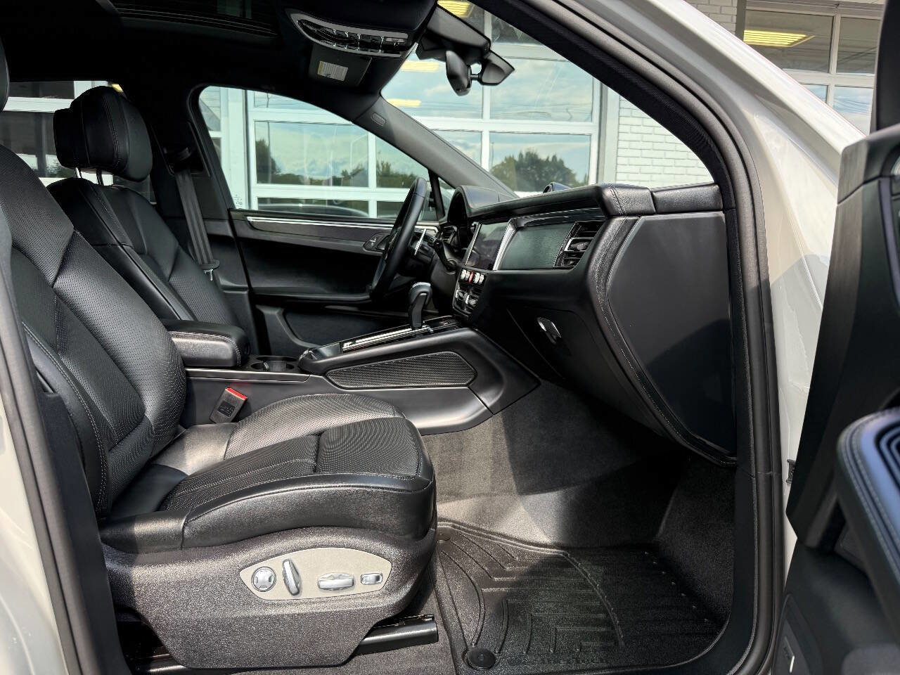 Used 2025 Porsche Macan GTS image 39