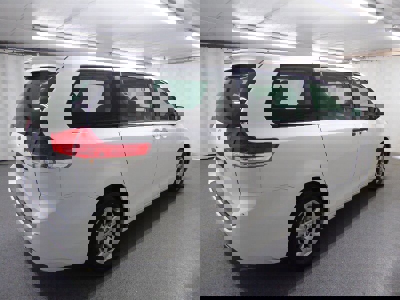 Used 2014 Toyota Sienna L image 7