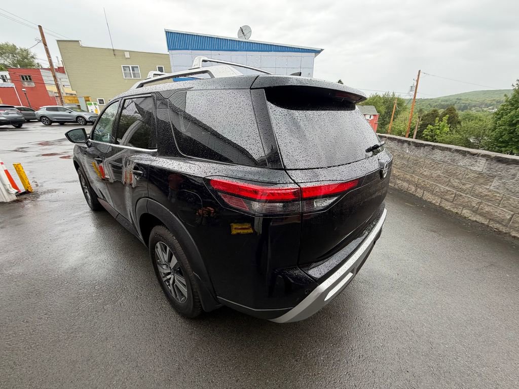 Used 2024 Nissan Pathfinder SL AWD/4WD image 3
